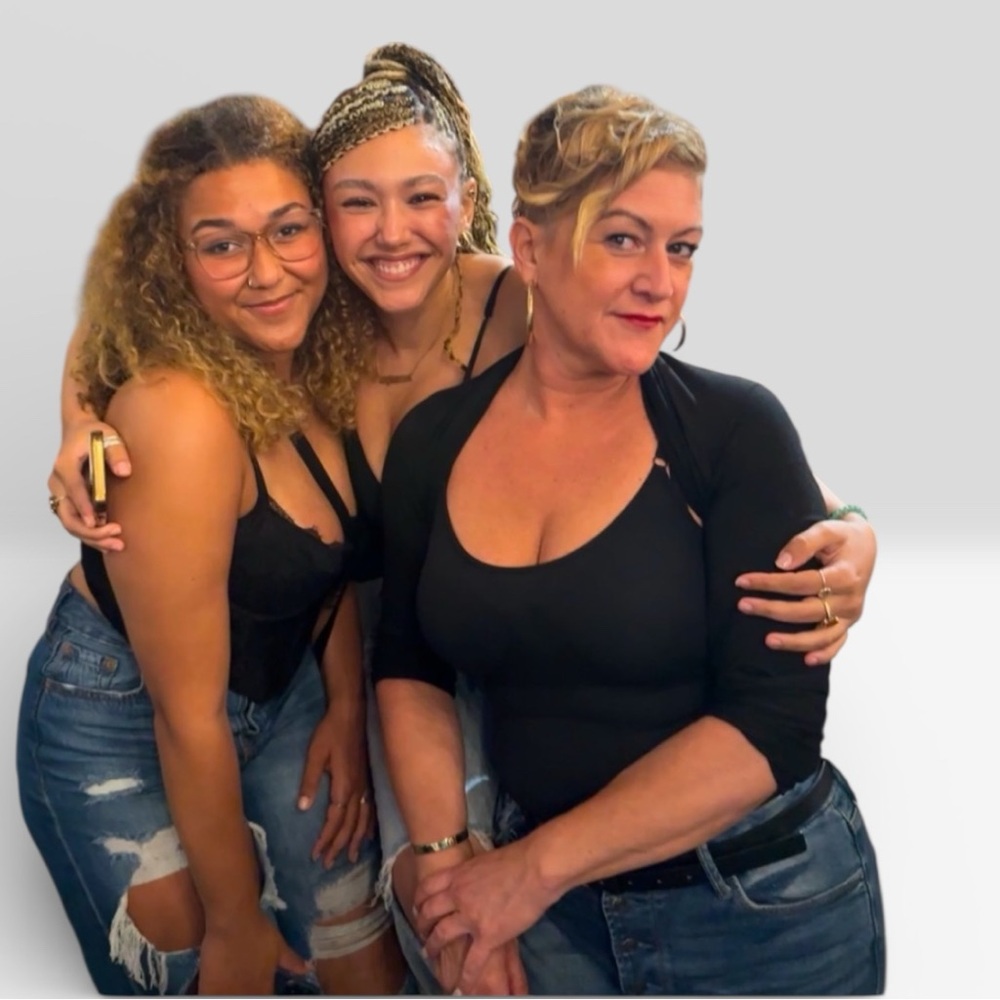 Meet your Poshers, styleme@genxyz Jada,Jessica & Justine 🥰